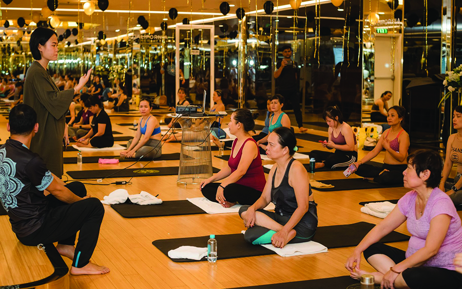 Buổi tập yoga tại California Fitness & Yoga.