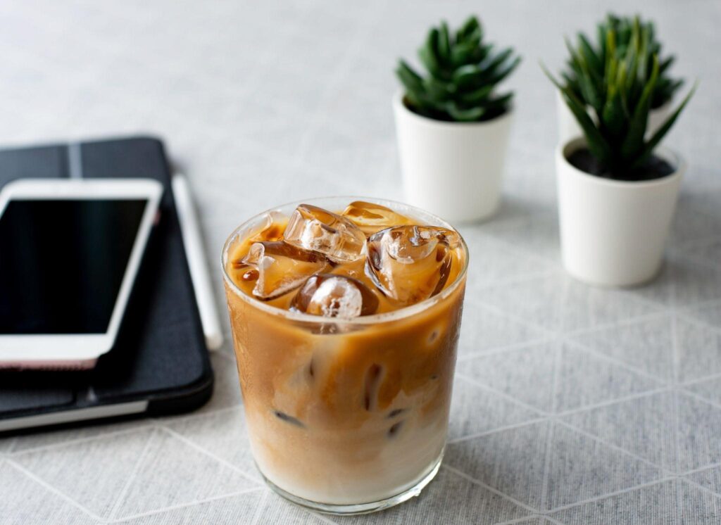 1 ly cà phê sữa bao nhiêu calo phụ thuộc vào từng loại và cách pha