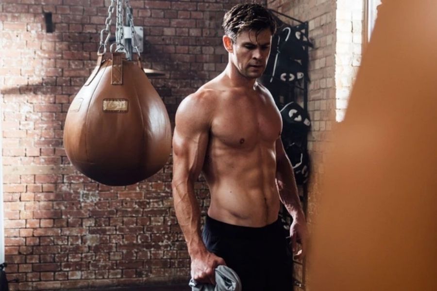Chris Hemsworth có thân hình vạm vỡ, chuẩn Hollywood với cơ bắp phát triển toàn diện