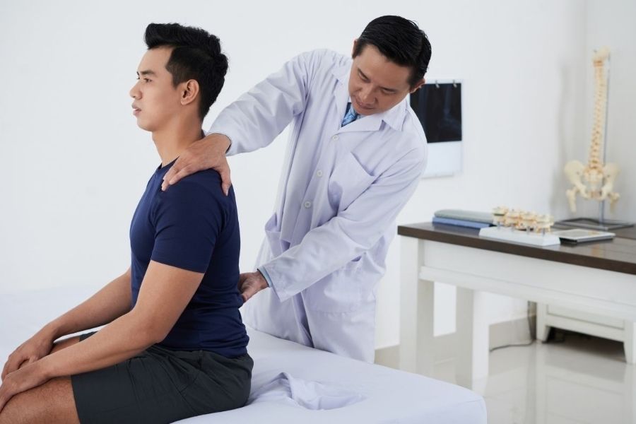 Thăm khám và tập vật lý trị liệu nếu võng lưng kéo dài