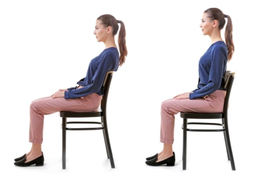Ngồi gù lưng hoặc đẩy hông về trước lâu ngày khiến cột sống cong bất thường