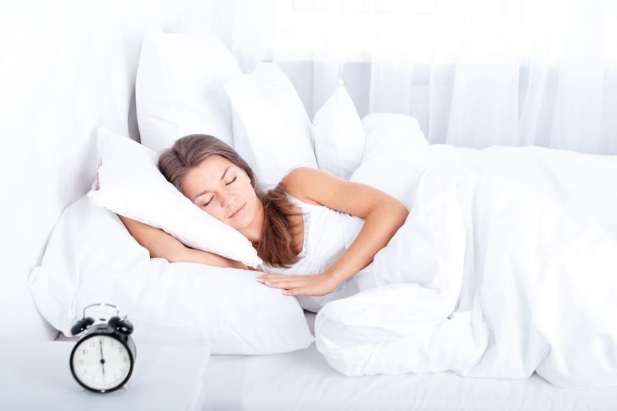 Ngủ đủ giấc và tránh stress giúp giữ dáng đồng hồ cát 